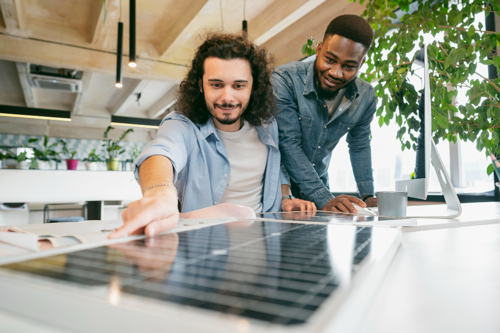 deux hommes regardant des panneaux solaires